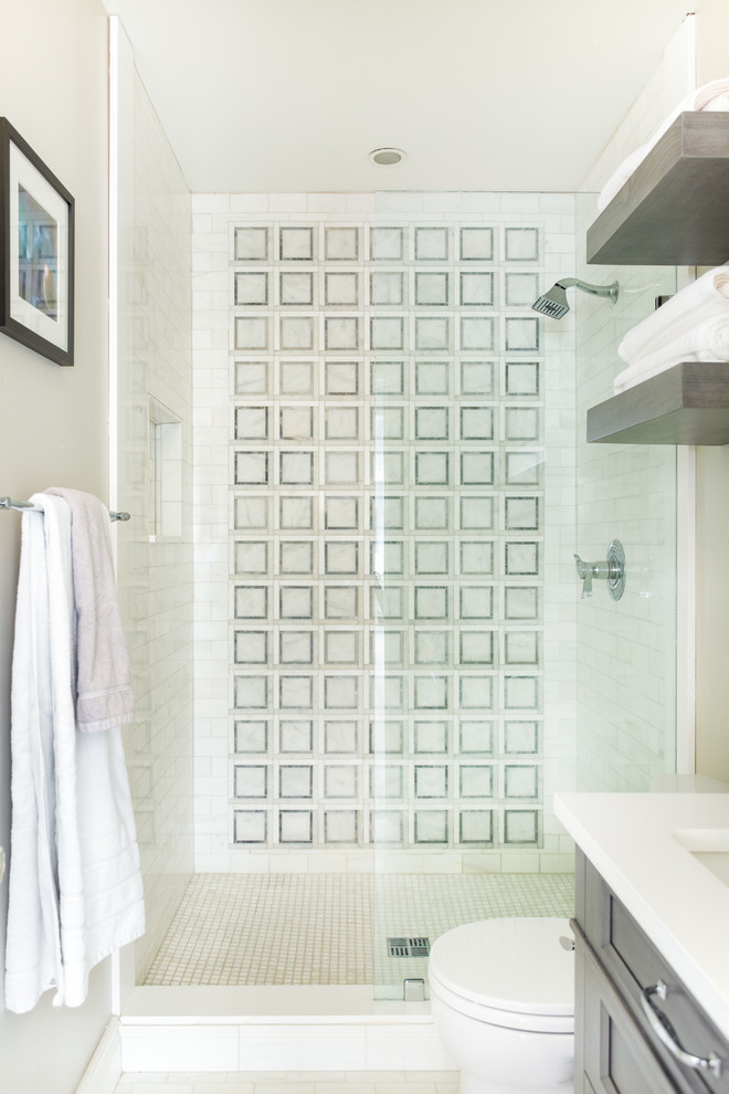 Exempel på ett litet klassiskt vit vitt badrum med dusch, med luckor med infälld panel, grå skåp, en öppen dusch, flerfärgad kakel, marmorkakel, beige väggar, marmorgolv, ett piedestal handfat, bänkskiva i kvarts, vitt golv och med dusch som är öppen