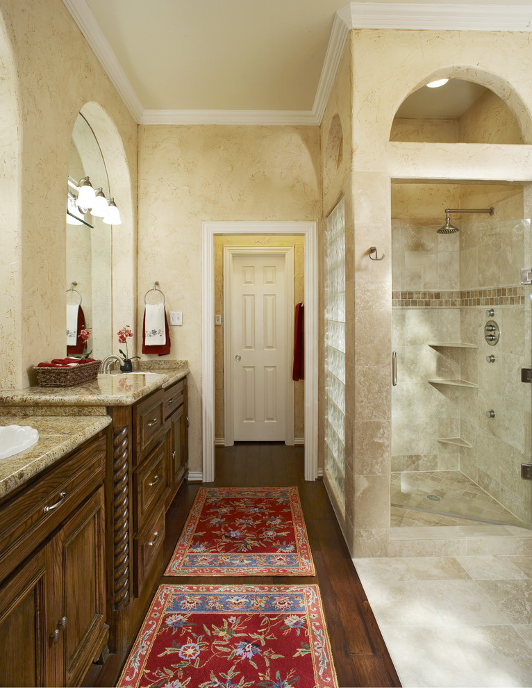 Diseño de cuarto de baño tradicional con lavabo encastrado, puertas de armario de madera en tonos medios y ducha empotrada