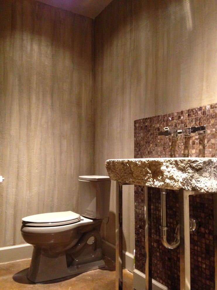 Idée de décoration pour un petit WC et toilettes chalet avec WC séparés, un carrelage marron, un carrelage en pâte de verre, un mur marron, sol en béton ciré, une grande vasque et un sol marron.