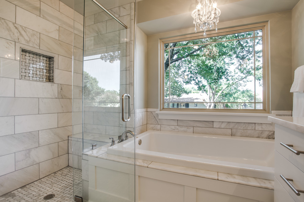 На фото: главная ванная комната среднего размера в классическом стиле с плоскими фасадами, белыми фасадами, мраморной столешницей, белой плиткой, каменной плиткой, двойным душем, унитазом-моноблоком, врезной раковиной, бежевыми стенами и полом из мозаичной плитки