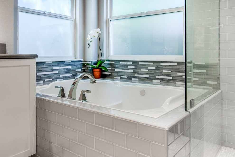 Idéer för mellanstora vintage grått en-suite badrum, med skåp i shakerstil, vita skåp, ett platsbyggt badkar, en hörndusch, grå kakel, keramikplattor, grå väggar, klinkergolv i keramik, ett undermonterad handfat, bänkskiva i kvarts, grått golv och dusch med gångjärnsdörr