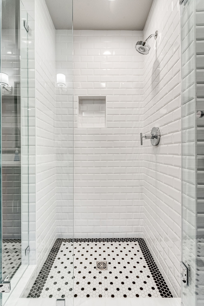 Идея дизайна: ванная комната в стиле рустика с фасадами в стиле шейкер, черными фасадами, белой плиткой, плиткой кабанчик, полом из мозаичной плитки, врезной раковиной, столешницей из искусственного кварца и белой столешницей