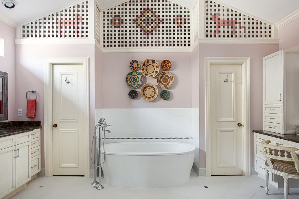 Idéer för ett stort amerikanskt en-suite badrum, med släta luckor, beige skåp, ett fristående badkar, en öppen dusch, en toalettstol med separat cisternkåpa, vit kakel, keramikplattor, rosa väggar, klinkergolv i porslin, ett undermonterad handfat, bänkskiva i kvarts, vitt golv och dusch med gångjärnsdörr