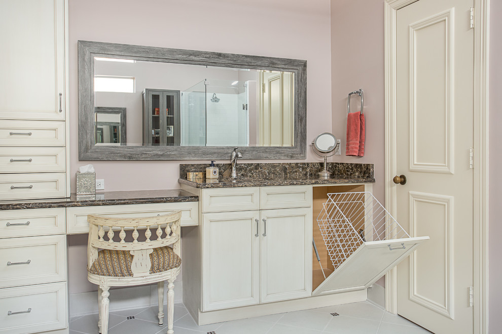 На фото: большая главная ванная комната в стиле фьюжн с плоскими фасадами, бежевыми фасадами, отдельно стоящей ванной, открытым душем, раздельным унитазом, белой плиткой, керамической плиткой, розовыми стенами, полом из керамогранита, врезной раковиной, столешницей из искусственного кварца, белым полом и душем с распашными дверями с