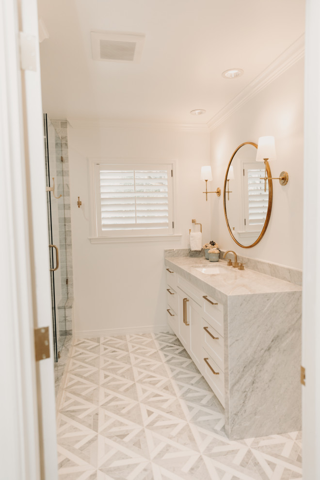 Immagine di una stanza da bagno tradizionale di medie dimensioni con ante bianche