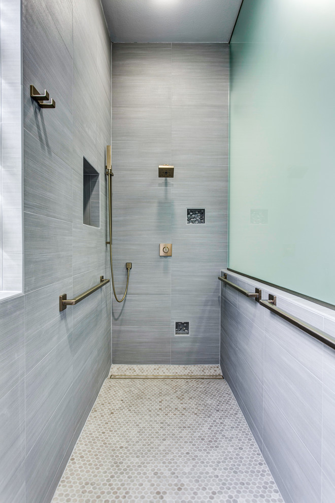 Idéer för mellanstora vintage grått en-suite badrum, med luckor med upphöjd panel, grå skåp, en kantlös dusch, grå kakel, porslinskakel, grå väggar, klinkergolv i porslin, ett fristående handfat, bänkskiva i kvarts, grått golv och med dusch som är öppen