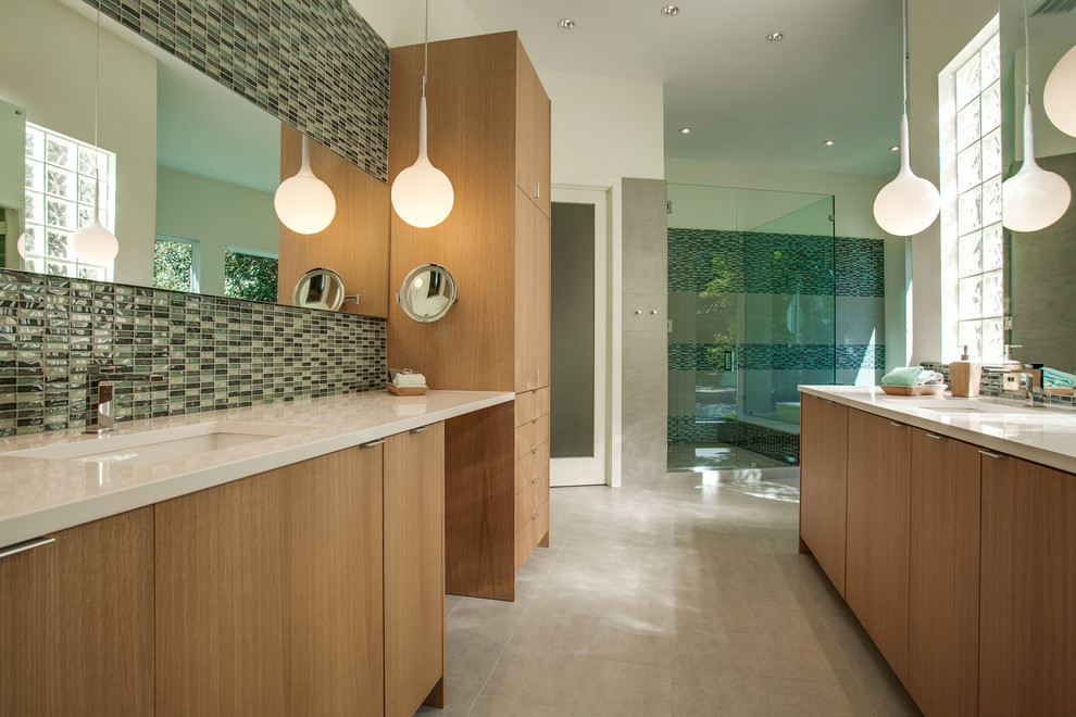 Источник вдохновения для домашнего уюта: большая ванная комната в современном стиле с врезной раковиной, плоскими фасадами, фасадами цвета дерева среднего тона, угловым душем, разноцветной плиткой, плиткой мозаикой и белыми стенами