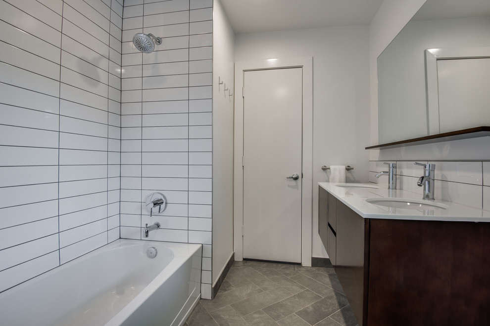 Aménagement d'une salle de bain scandinave de taille moyenne avec un placard à porte plane, des portes de placard marrons, un combiné douche/baignoire, un carrelage blanc, des carreaux de céramique, un mur blanc, un sol en ardoise, un lavabo encastré et un plan de toilette en quartz modifié.