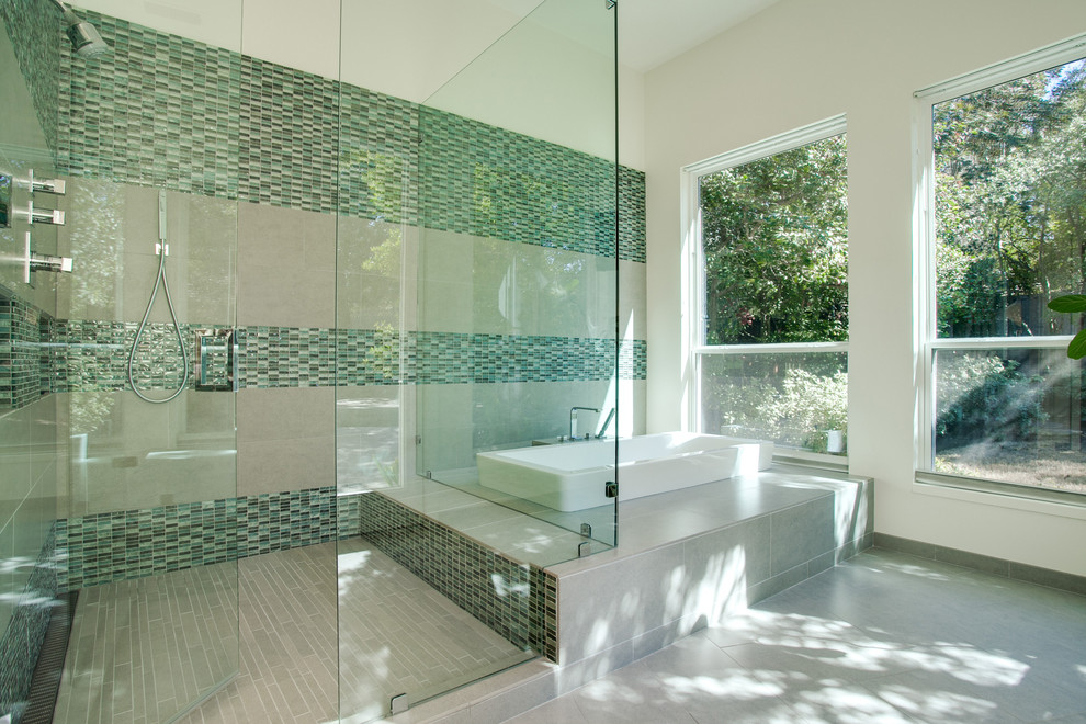Réalisation d'une grande salle de bain design avec une baignoire posée, une douche d'angle et un mur blanc.