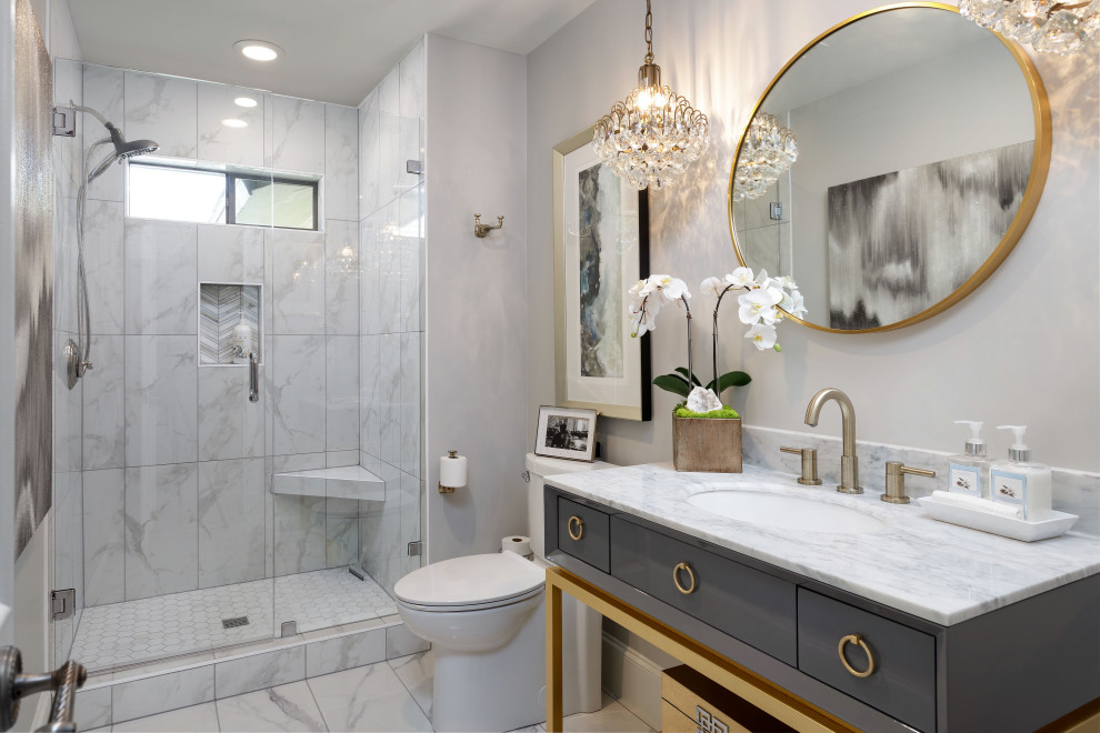 Inredning av ett klassiskt vit vitt badrum, med släta luckor, grå skåp, en dusch i en alkov, vit kakel, grå väggar, ett undermonterad handfat, vitt golv och dusch med gångjärnsdörr