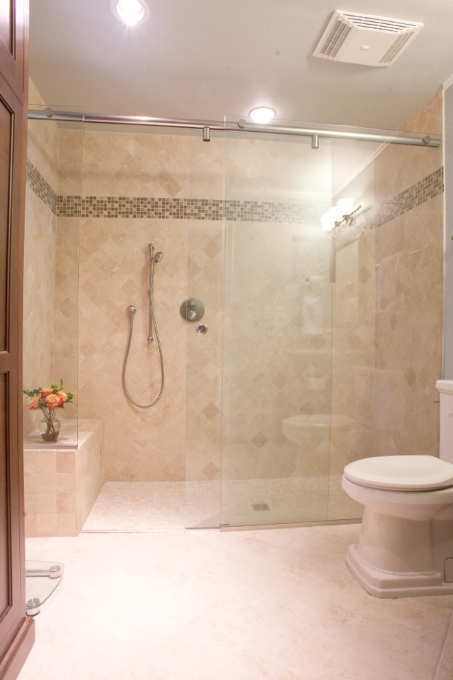 Idee per una stanza da bagno con doccia chic di medie dimensioni con lavabo sottopiano, ante lisce, ante in legno scuro, top in granito, doccia alcova, WC monopezzo, piastrelle beige, piastrelle a mosaico, pareti bianche e pavimento in travertino