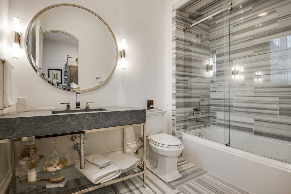 Mediterranes Badezimmer mit Badewanne in Nische, Duschbadewanne, Wandtoilette mit Spülkasten, weißer Wandfarbe, offenen Schränken und grauer Waschtischplatte in Dallas