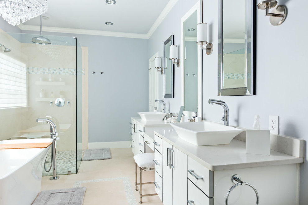 Modern inredning av ett mellanstort en-suite badrum, med släta luckor, vita skåp, ett fristående badkar, en kantlös dusch, en toalettstol med separat cisternkåpa, beige kakel, travertinkakel, grå väggar, travertin golv, ett fristående handfat, marmorbänkskiva, beiget golv och med dusch som är öppen