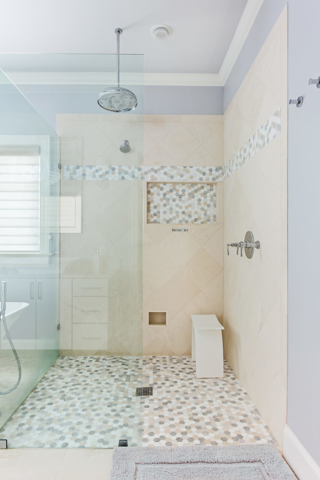 Idée de décoration pour une salle de bain principale minimaliste de taille moyenne avec un placard à porte plane, des portes de placard blanches, une baignoire indépendante, une douche à l'italienne, WC séparés, un carrelage beige, du carrelage en travertin, un mur gris, un sol en travertin, une vasque, un plan de toilette en marbre, un sol beige et aucune cabine.