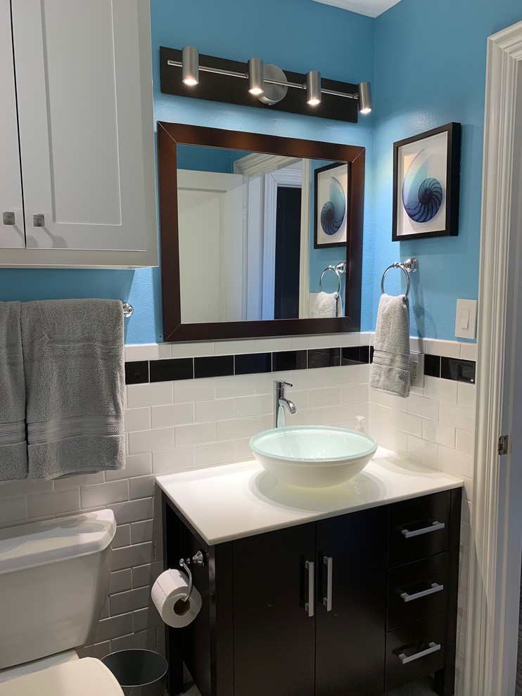 Стильный дизайн: маленькая детская ванная комната в стиле модернизм с фасадами в стиле шейкер, темными деревянными фасадами, накладной ванной, раздельным унитазом, белой плиткой, керамической плиткой, синими стенами, полом из керамогранита, настольной раковиной, мраморной столешницей, серым полом и белой столешницей для на участке и в саду - последний тренд