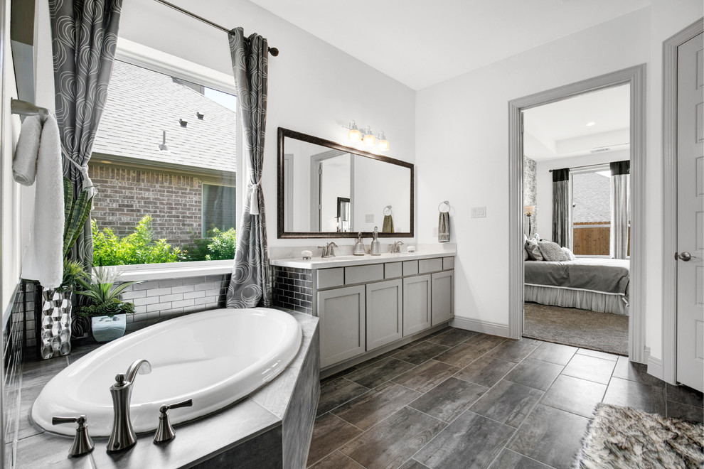 Dallas, Texas Gateway Parks Classic Yale Owner's Bathroom