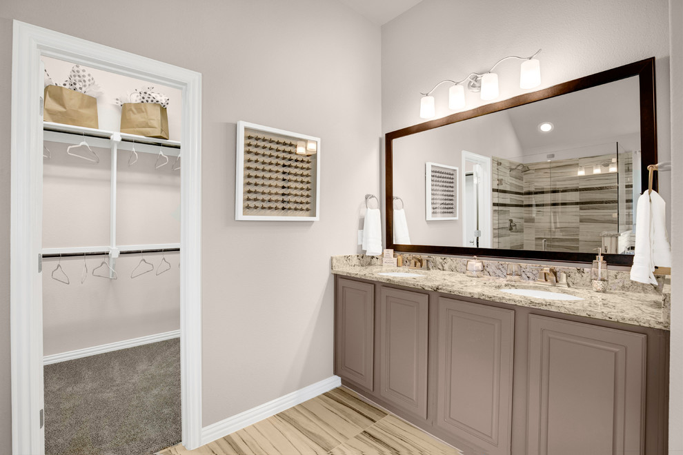 Idées déco pour une grande salle de bain principale contemporaine avec un placard avec porte à panneau encastré, des portes de placard grises, une baignoire posée, une douche d'angle, un carrelage noir et blanc, des carreaux de porcelaine, un mur beige, un sol en carrelage de porcelaine, un lavabo encastré, un plan de toilette en granite, un sol gris et une cabine de douche à porte battante.