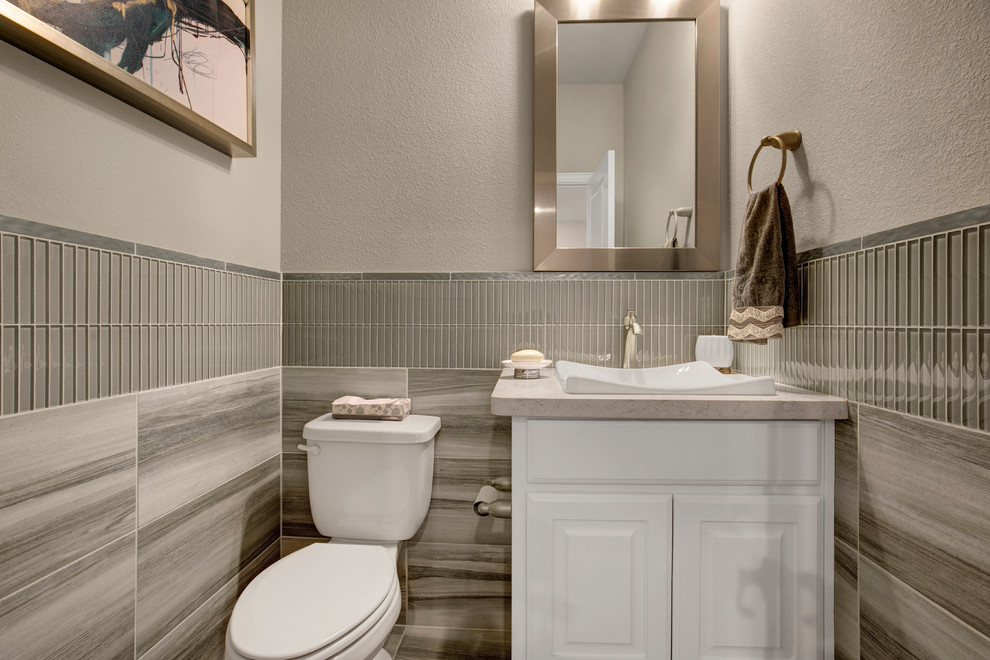 Inspiration för mellanstora klassiska badrum med dusch, med luckor med upphöjd panel, vita skåp, vit kakel, glasskiva, beige väggar, klinkergolv i keramik, ett nedsänkt handfat, granitbänkskiva och beiget golv