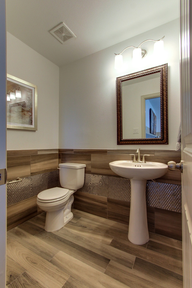 Ispirazione per una stanza da bagno con doccia classica di medie dimensioni con piastrelle beige, piastrelle in gres porcellanato, pareti bianche, pavimento in gres porcellanato e lavabo a consolle