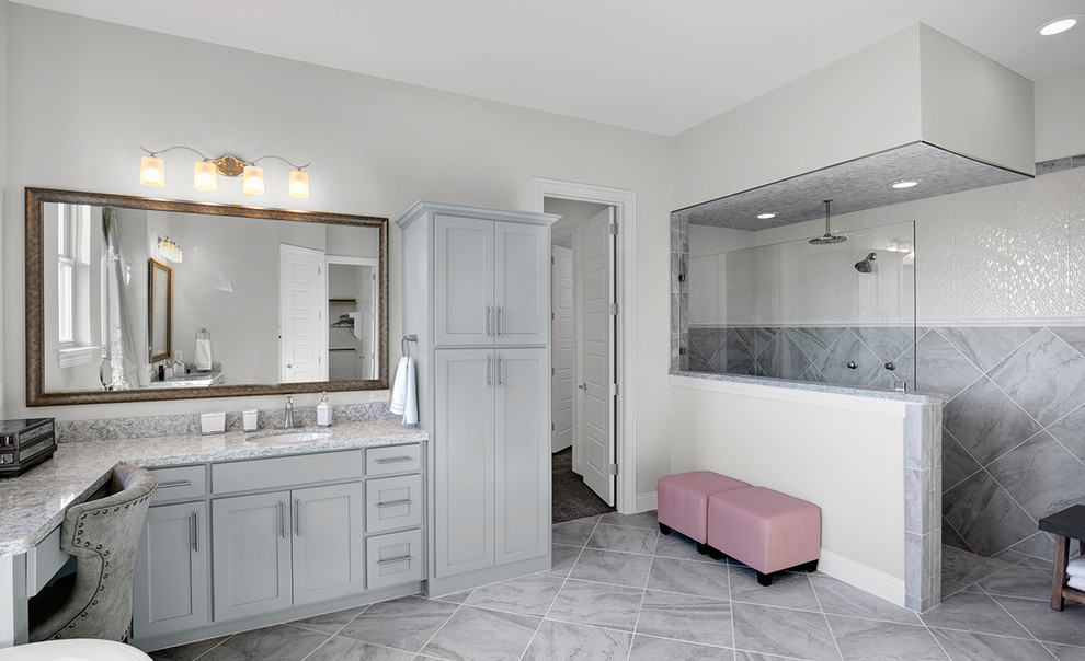 Идея дизайна: большая главная ванная комната в современном стиле с фасадами с выступающей филенкой, серыми фасадами, отдельно стоящей ванной, двойным душем, серой плиткой, керамической плиткой, серыми стенами, полом из керамической плитки, врезной раковиной, столешницей из гранита, серым полом и душем с раздвижными дверями