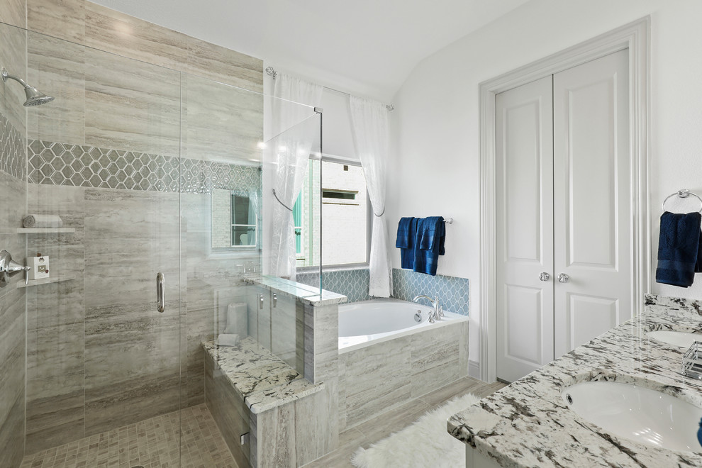 Exempel på ett mellanstort klassiskt flerfärgad flerfärgat en-suite badrum, med skåp i shakerstil, grå skåp, ett undermonterat badkar, en hörndusch, beige kakel, keramikplattor, vita väggar, klinkergolv i keramik, ett undermonterad handfat, granitbänkskiva, beiget golv och dusch med gångjärnsdörr