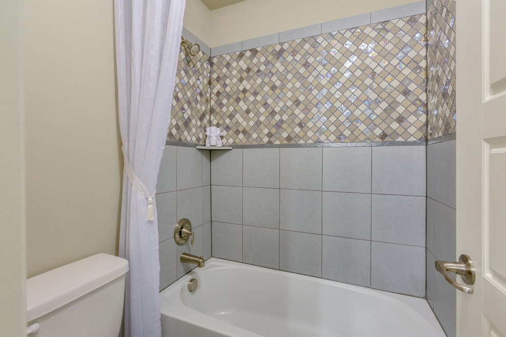 Aménagement d'une salle d'eau contemporaine avec une baignoire en alcôve, un combiné douche/baignoire, un carrelage beige, un mur beige et un carrelage en pâte de verre.