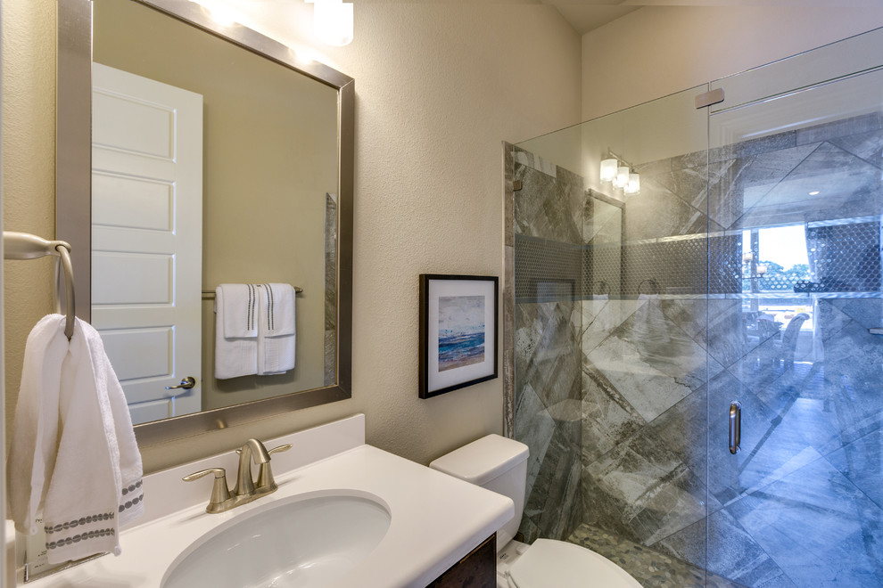 ダラスにあるコンテンポラリースタイルのおしゃれなバスルーム (浴槽なし) (濃色木目調キャビネット、オープン型シャワー、ベージュの壁、アンダーカウンター洗面器、グレーのタイル、ガラスタイル) の写真