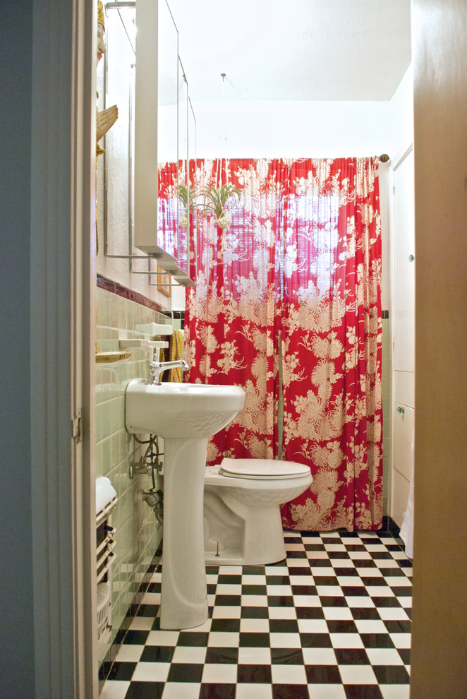 На фото: ванная комната в стиле фьюжн с черно-белой плиткой и шторкой для ванной с