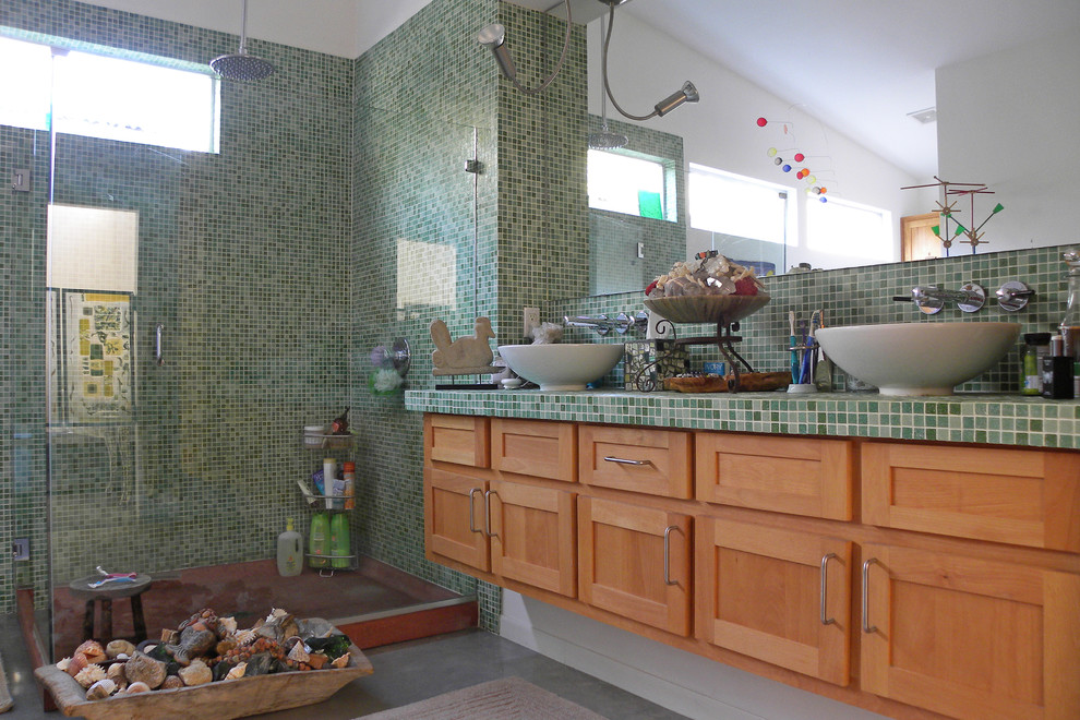 ダラスにあるインダストリアルスタイルのおしゃれな浴室の写真