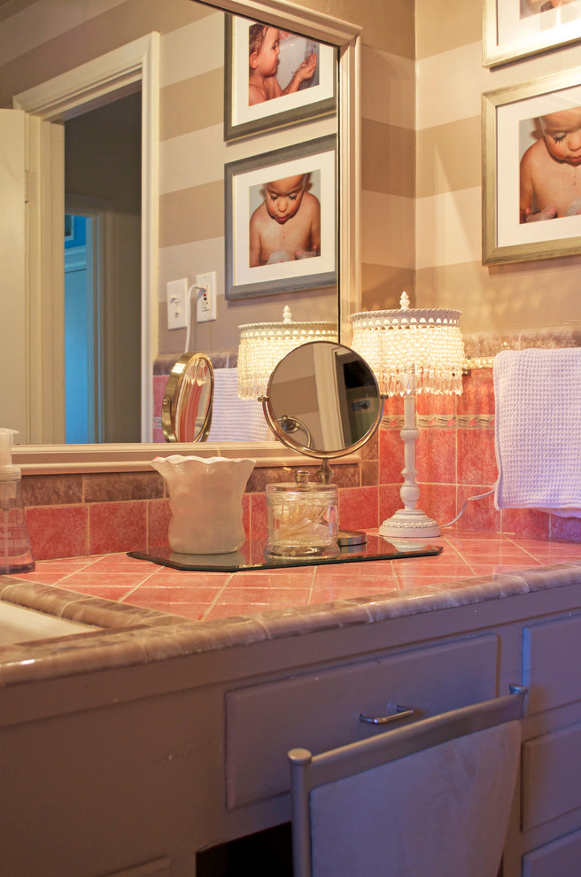 Exemple d'une salle de bain chic avec un carrelage rose.