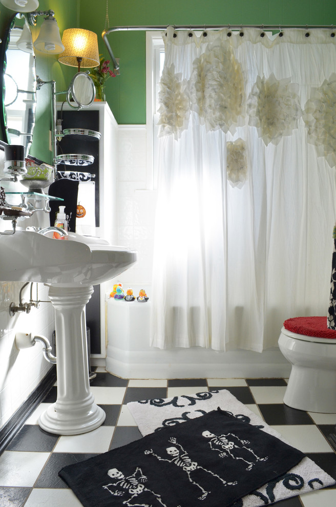 Immagine di una stanza da bagno per bambini tradizionale con lavabo a colonna, vasca ad alcova, vasca/doccia e pareti verdi