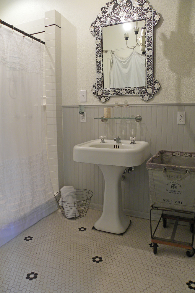Design ideas for a classic bathroom in Dallas.