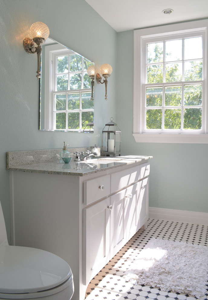 На фото: ванная комната в классическом стиле с окном