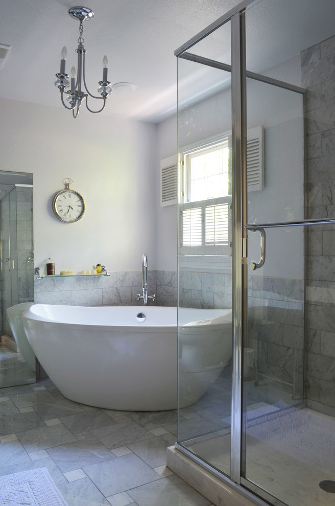 Idee per una stanza da bagno classica con doccia ad angolo, piastrelle grigie e vasca freestanding