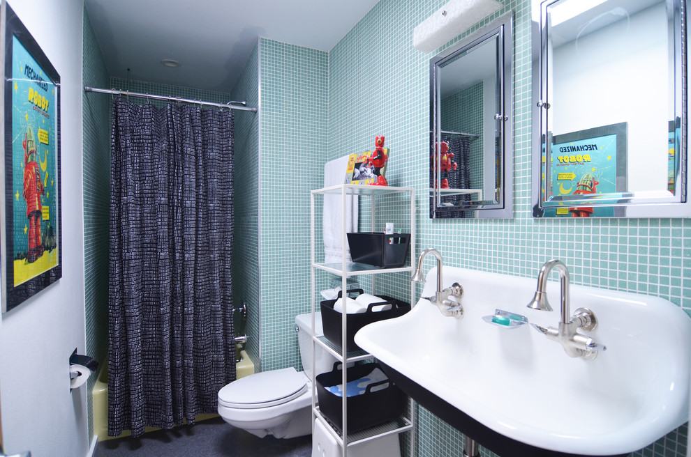 ダラスにあるミッドセンチュリースタイルのおしゃれな子供用バスルーム (横長型シンク、アルコーブ型浴槽、シャワー付き浴槽	、青いタイル、モザイクタイル) の写真