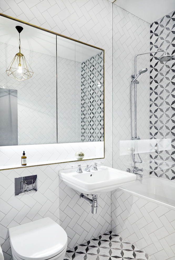 Aménagement d'une salle de bain contemporaine avec une baignoire posée, un combiné douche/baignoire, WC suspendus, un carrelage noir et blanc, un mur multicolore et un lavabo suspendu.