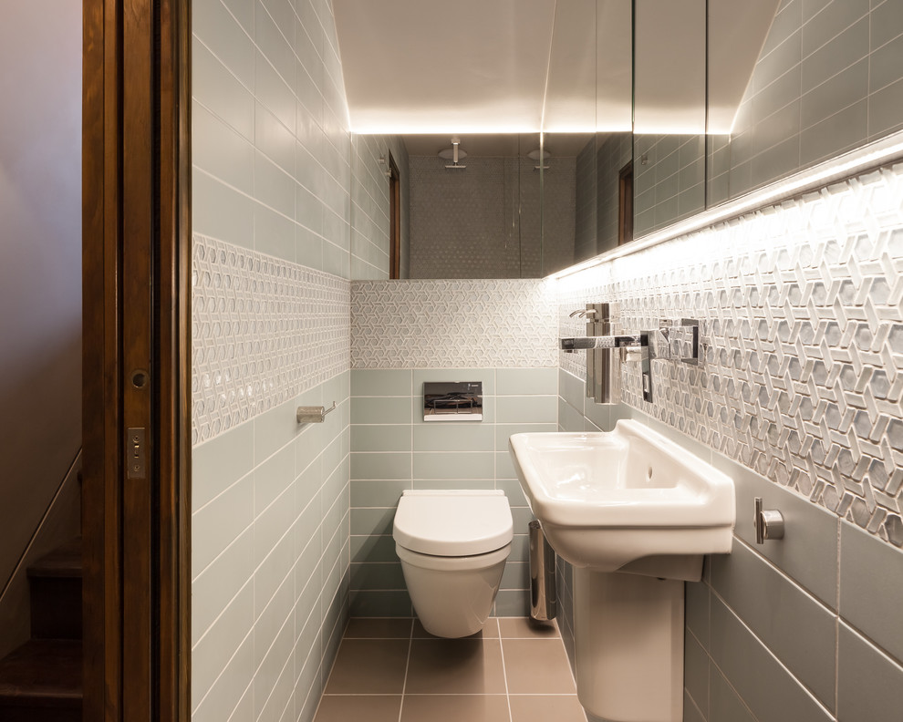 Inspiration för ett litet funkis badrum med dusch, med luckor med glaspanel, en öppen dusch, en vägghängd toalettstol, grön kakel, mosaik, flerfärgade väggar, klinkergolv i keramik, ett väggmonterat handfat, beiget golv och med dusch som är öppen