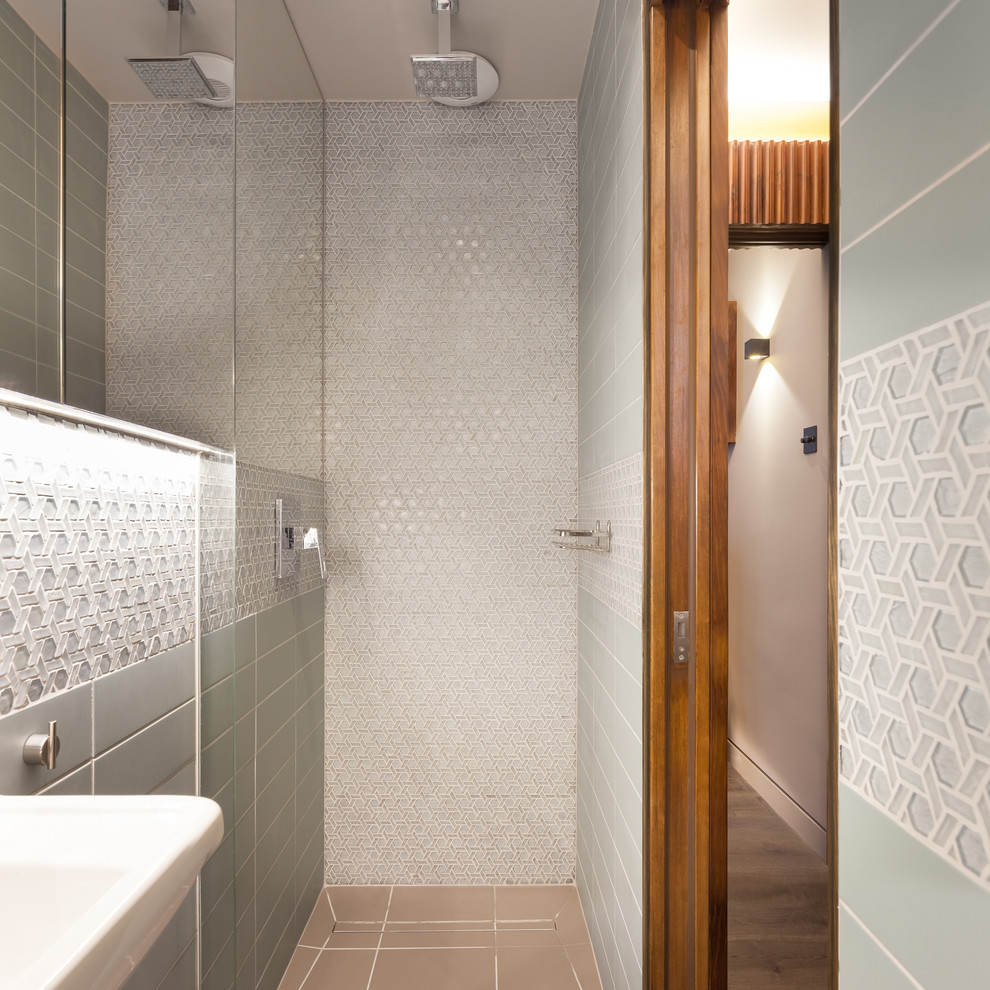 Idéer för ett litet modernt badrum med dusch, med luckor med glaspanel, en öppen dusch, en vägghängd toalettstol, grön kakel, mosaik, flerfärgade väggar, klinkergolv i keramik, ett väggmonterat handfat, beiget golv och med dusch som är öppen