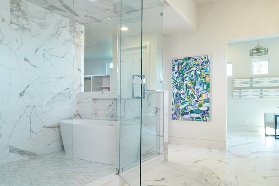 Идея дизайна: большая главная ванная комната в современном стиле с отдельно стоящей ванной, душевой комнатой, белой плиткой, керамогранитной плиткой, белыми стенами, полом из керамогранита, белым полом и душем с распашными дверями