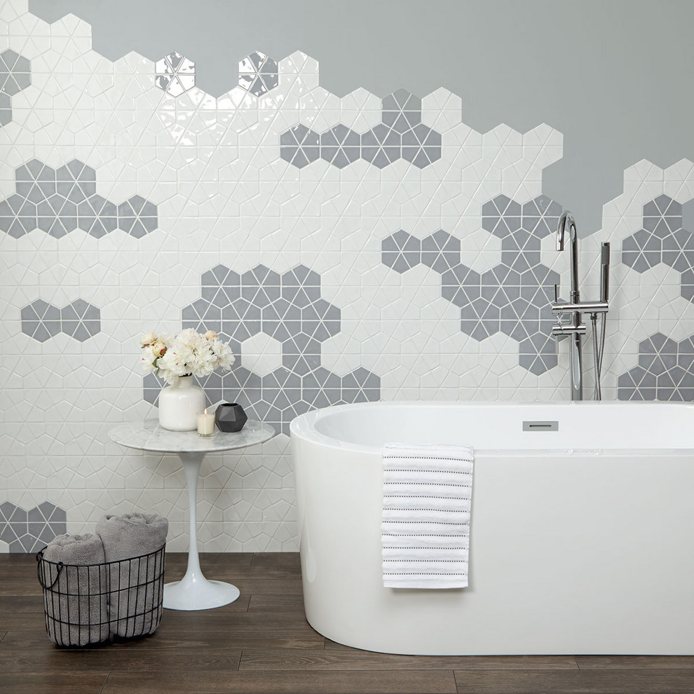 Idée de décoration pour une salle de bain principale design de taille moyenne avec une baignoire indépendante, un carrelage gris, des carreaux de céramique, un sol en carrelage de porcelaine et un sol bleu.