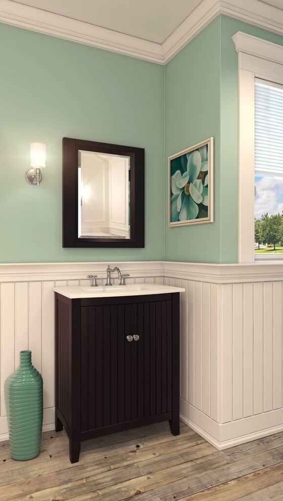 Modelo de cuarto de baño clásico renovado pequeño con armarios con paneles lisos, puertas de armario de madera en tonos medios, paredes verdes, suelo de madera clara y aseo y ducha