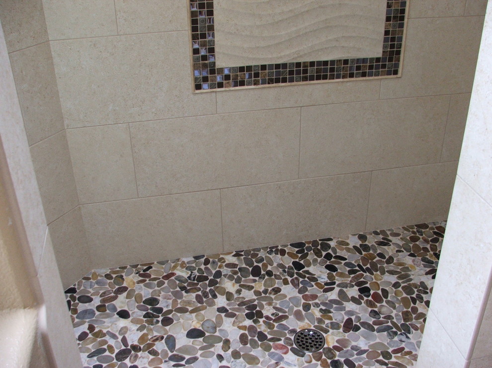 На фото: ванная комната в стиле модернизм с бежевой плиткой и керамогранитной плиткой с