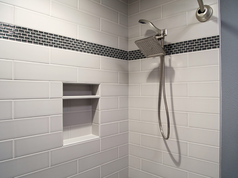 Exemple d'une salle d'eau tendance de taille moyenne avec un placard sans porte, une baignoire d'angle, une douche d'angle, WC à poser, des carreaux de céramique, un mur gris, un sol en carrelage de céramique, un lavabo posé et un plan de toilette en surface solide.