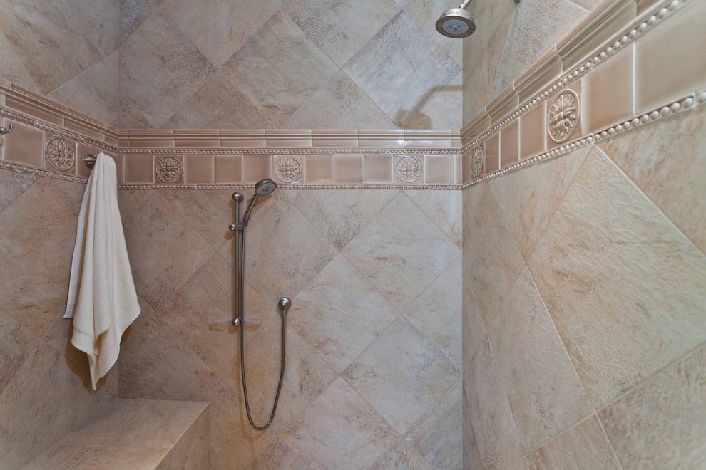 Ispirazione per una stanza da bagno padronale classica di medie dimensioni con ante con riquadro incassato, ante beige, lavabo sottopiano e top in granito