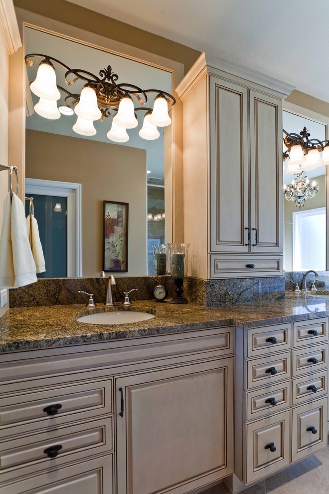 Ejemplo de cuarto de baño principal clásico de tamaño medio con armarios con paneles empotrados, puertas de armario beige, lavabo bajoencimera y encimera de granito
