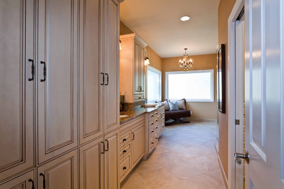 Imagen de cuarto de baño principal clásico de tamaño medio con armarios estilo shaker, puertas de armario beige, lavabo bajoencimera y encimera de granito