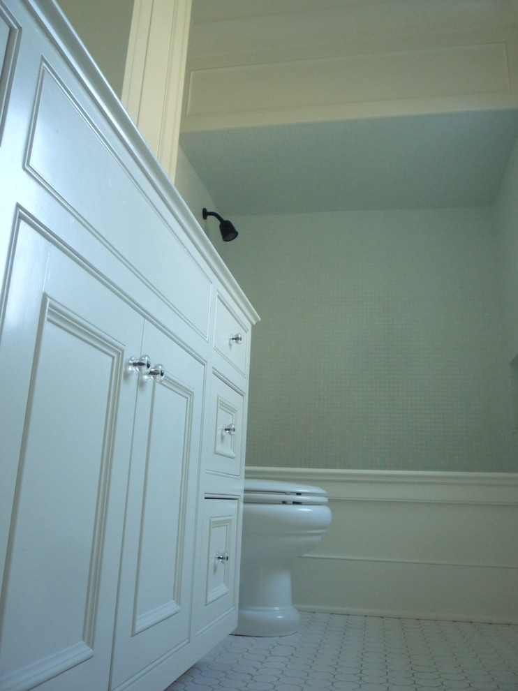 Idéer för att renovera ett mellanstort lantligt badrum för barn, med ett nedsänkt handfat, luckor med infälld panel, vita skåp, kaklad bänkskiva, ett platsbyggt badkar, en dusch/badkar-kombination, en toalettstol med separat cisternkåpa, vit kakel, glaskakel, vita väggar och mosaikgolv