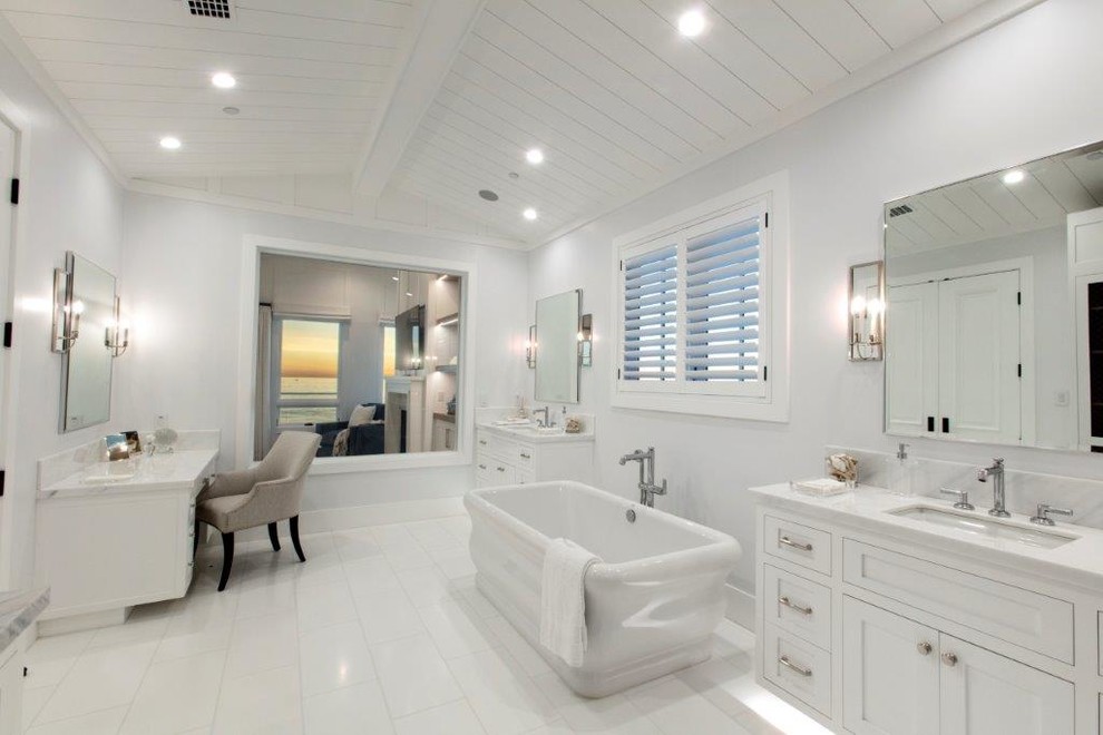 Стильный дизайн: большая главная ванная комната в морском стиле с фасадами в стиле шейкер, белыми фасадами, отдельно стоящей ванной, серыми стенами, полом из керамогранита, врезной раковиной, мраморной столешницей, серым полом и серой столешницей - последний тренд