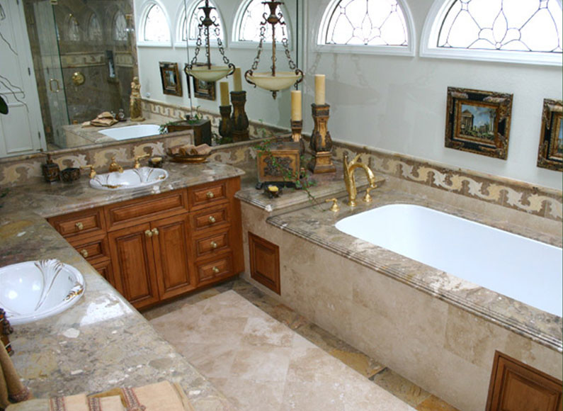 Réalisation d'une salle de bain principale design en bois brun avec un placard avec porte à panneau surélevé, une baignoire encastrée, une douche d'angle, WC à poser, des carreaux de porcelaine, un mur blanc, un sol en marbre, un lavabo posé et un plan de toilette en marbre.