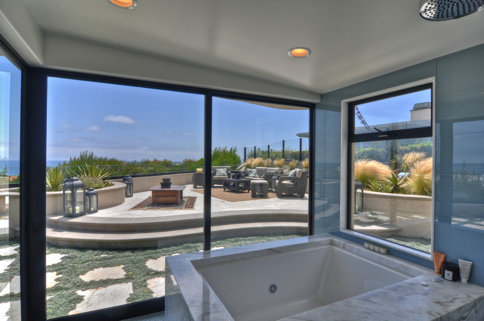 Foto di una stanza da bagno padronale design di medie dimensioni con vasca idromassaggio e pareti blu